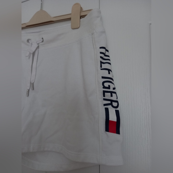 NWOT Tommy Hilfiger white shorts size: L - Picture 3 of 6